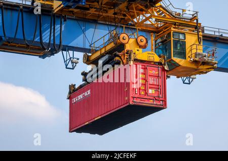 Duisburg, Ruhrgebiet, Nordrhein-Westfalen, Deutschland - Container im Duisburger Hafen verbindet die neue Seidenstraße den europäischen Binnenhafen Duisburg mit den chinesischen Metropolen, die Güterzüge benötigen für die direkte Verbindung 16 Tage. Stockfoto