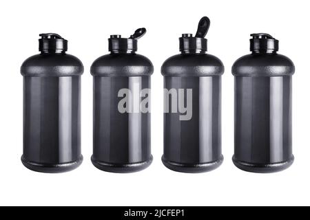 Vier schwarze leere Wasserbehälter stehen in einer Reihe auf weißem Hintergrund Stockfoto