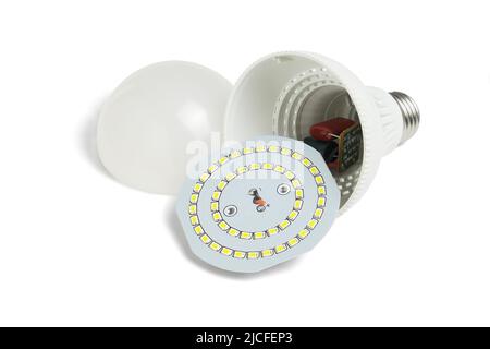 LED-Glühlampe, die interne Dioden auf weißem Hintergrund belichtet Stockfoto