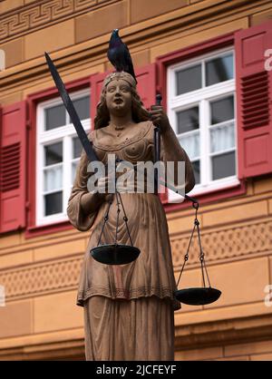Taube auf Justitia, Justitia-Brunnen, dahinter Buchhandlung Taube, Waiblingen, Baden-Württemberg, Deutschland Stockfoto