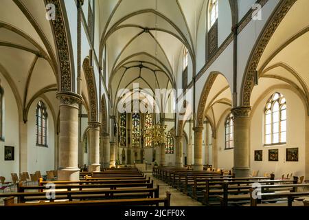 Deutschland, Senden (Westfalen), Münsterland, Westfalen, Nordrhein-Westfalen, NRW, katholische Pfarrkirche St. Laurentius, Neugotik, Backsteinbasilika, Innenansicht, Kirchenschiff Stockfoto