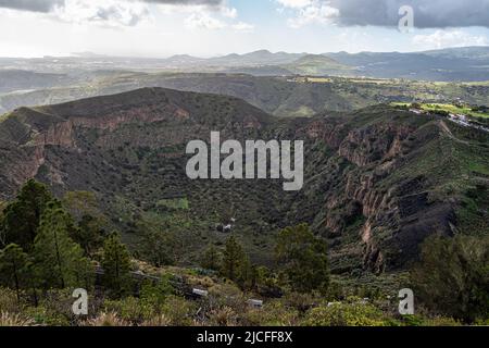 Vulkanische Landschaft des Krater Caldera de Bandama mit kreisförmigem Wanderweg. Gran Canaria, Spanien in Europa Stockfoto