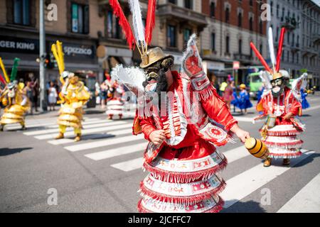 Bunte Maskentänzer feiern während des bolivianischen Festivals der Jungfrau von Urkupiña in den Straßen von Mailand, Italien, Europa Stockfoto