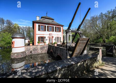 Klein-Welzheim, Seligenstadt, Kreis Offenbach, Hessen, Deutschland. Das Lustschloss Wasserburg Seligenstadt. Stockfoto