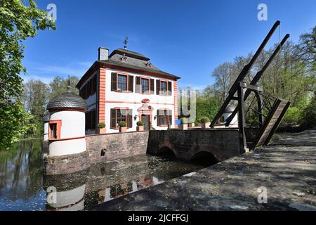 Klein-Welzheim, Seligenstadt, Kreis Offenbach, Hessen, Deutschland. Das Lustschloss Wasserburg Seligenstadt. Stockfoto