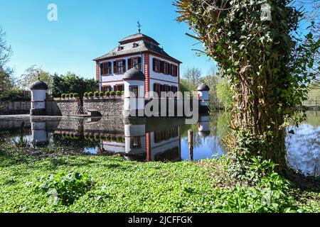 Klein-Welzheim, Seligenstadt, Kreis Offenbach, Hessen, Deutschland. Das Lustschloss Wasserburg Seligenstadt. Stockfoto