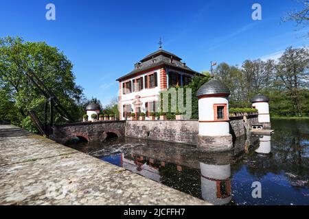 Klein-Welzheim, Seligenstadt, Kreis Offenbach, Hessen, Deutschland. Das Lustschloss Wasserburg Seligenstadt. Stockfoto