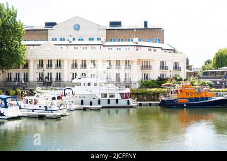 St Katharine Docks - Nordufer der Themse, ist der einzige Hafen im Zentrum Londons, eine Gemeinde am Wasser mit Wohn- und Geschäftsgebäuden. Stockfoto