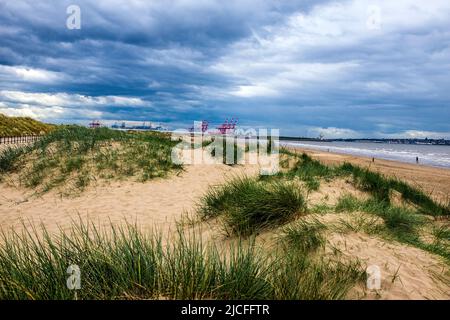 Über dem Containerhafen Liverpool, England, sammeln sich Sturmwolken. Stockfoto