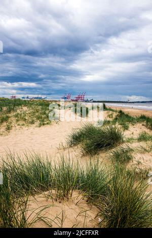 Über dem Containerhafen Liverpool, England, sammeln sich Sturmwolken. Stockfoto