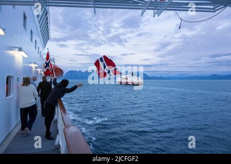 Norwegen, Hurtigruten-Postschiff, Treffen mit der 'Polarlys'. Stockfoto