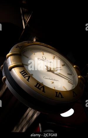 Belgrad, Serbien - 15. November 2021: Omega-Uhrenlogo vor dem Omega-Store in Belgrad, Serbien. Omega Uhren stammen aus dem 19.. Jahrhundert. Abb. Stockfoto