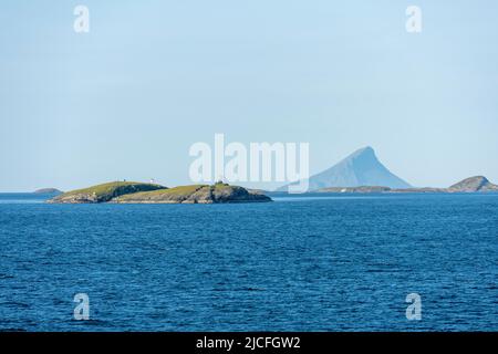 Norwegen, Nordland, Polarkreisüberquerung, Globus auf der kleinen Insel Vikingen. Stockfoto