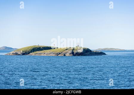 Norwegen, Nordland, Polarkreisüberquerung, Globus auf der kleinen Insel Vikingen. Stockfoto