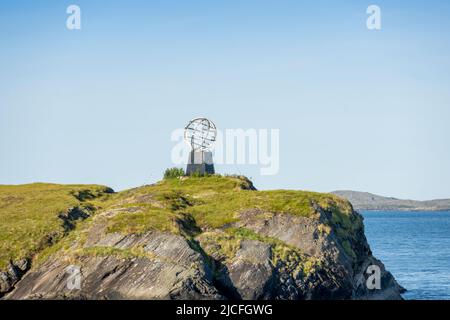 Norwegen, Nordland, Polarkreisüberquerung, Globus auf der kleinen Insel Vikingen. Stockfoto