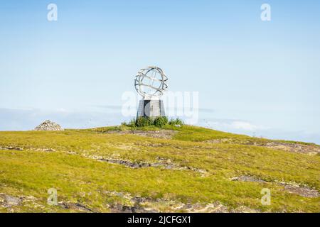 Norwegen, Nordland, Polarkreisüberquerung, Globus auf der kleinen Insel Vikingen. Stockfoto