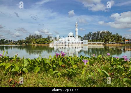 Kuala Ibai Schwebemoschee oder Tengku Tengah Zaharah Moschee, mit ihrer Spiegelung im Wasser Kuala Ibai in Terengganu, Malaysia. Stockfoto