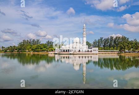 Kuala Ibai Schwebemoschee oder Tengku Tengah Zaharah Moschee, mit ihrer Spiegelung im Wasser bei Kuala Ibai in Terengganu, Malaysia. Stockfoto