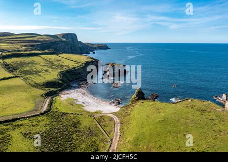 Luftaufnahme des Great Pollet Sea Arch, Fanad Peninsula, County Donegal, Irland. Stockfoto