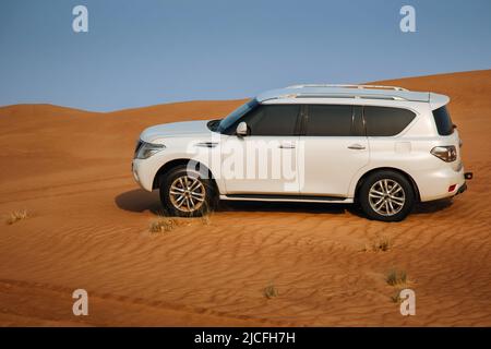 Dubai, Vereinigte Arabische Emirate - 01, Juli 2021 : die Fahrt in der Arabischen Wüste über die Dünen. Ein warmer Tag in der Wüste. Stockfoto