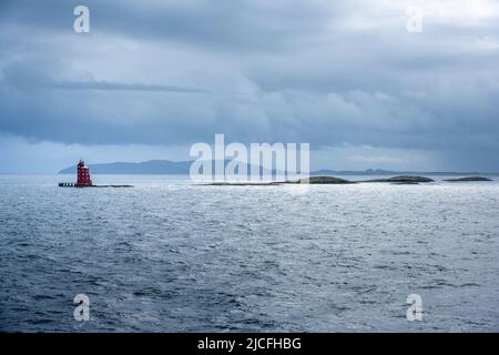 Norwegen, Kjeungskjaer fyr ein Leuchtturm auf einem kleinen Shäre vor Orland, Trondelag. Stockfoto