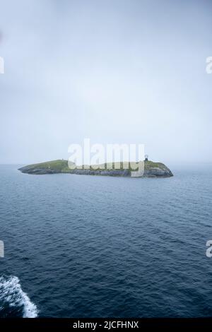 Norwegen, Nordland, der Polarkreis ist auf der Insel Vikingen zwischen Nesna und Ornes von einem Globus geprägt. Stockfoto