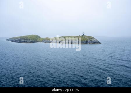 Norwegen, Nordland, der Polarkreis ist auf der Insel Vikingen zwischen Nesna und Ornes von einem Globus geprägt. Stockfoto