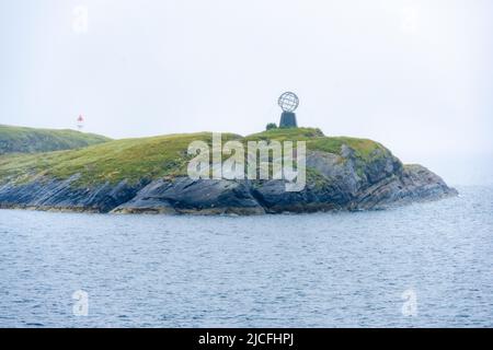 Norwegen, Nordland, der Polarkreis ist auf der Insel Vikingen zwischen Nesna und Ornes von einem Globus geprägt. Stockfoto