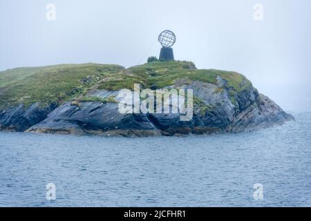 Norwegen, Nordland, der Polarkreis ist auf der Insel Vikingen zwischen Nesna und Ornes von einem Globus geprägt. Stockfoto