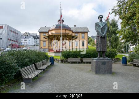 Norwegen, Troms Og Finnmark, Tromsø, Platz neben dem Rathaus mit der Statue von König Haakon VII. Stockfoto