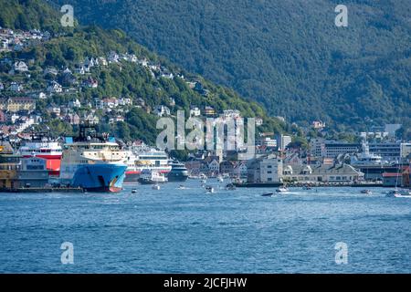 Norwegen, Vestland, Bergen, Blick vom Byfjord auf die Stadt und den Hafen. Stockfoto