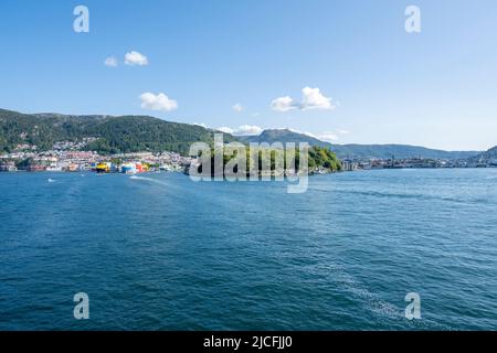 Norwegen, Vestland, Bergen, Blick vom Byfjord auf die Stadt. Stockfoto