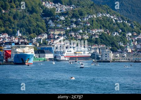 Norwegen, Vestland, Bergen, Blick vom Byfjord auf die Stadt und den Hafen. Stockfoto