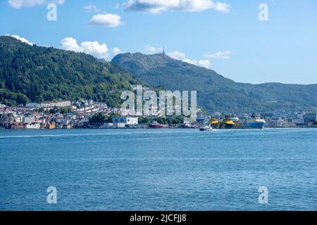 Norwegen, Vestland, Bergen, Blick vom Byfjord auf die Stadt. Stockfoto