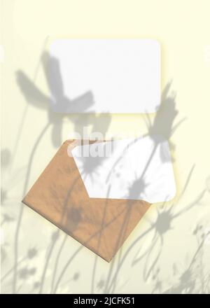 Natürliches Licht wirft Schatten von Blumen Cosmea eines Umschlags mit zwei Blättern strukturiertem weißen Papier auf gelbem Hintergrund. Modell mit Überzug o Stockfoto