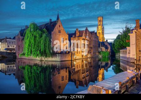 Brügge, Belgien. Stadtbild vom berühmten Aussichtspunkt Rozenhoedkaai in der Abenddämmerung Stockfoto