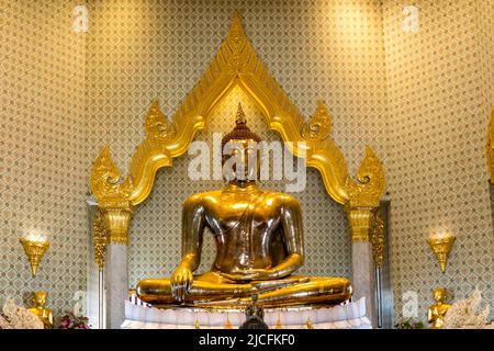 Goldene Buddha Statue Phra Phuttha Maha Suwan Patimakon, aus massivem Gold, 3 m hoch, 5 Tonnen schwer, Phra Maha Mondop, Wat Traimit, Tempel des Goldenen Buddha, Bangkok, Thailand Stockfoto