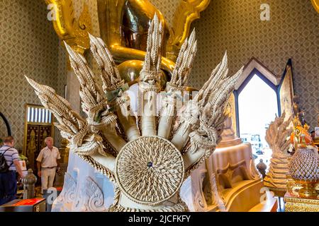 Eingefügte Banknoten, Siebenköpfiger Drache, goldene Buddha-Statue Phra Phuttha Maha Suwan Patimakon, aus massivem Gold, Phra Maha Mondop, Wat Traimit, Tempel des Goldenen Buddha, Bangkok, Thailand Stockfoto