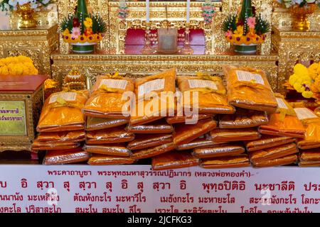 Geschenktisch, Goldene Buddha Statue Phra Phuttha Maha Suwan Patimakon, aus massivem Gold, Phra Maha Mondop, Wat Traimit, Tempel des Goldenen Buddha, Bangkok, Thailand Stockfoto