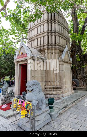 Steinskulpturen am Eingang, Ho Hem Monthian Thewarat oder der Schrein des Goldenen Palastes des Gottes König, Turm aus Stein, Bang Pa in, Sommerpalast der königlichen Familie, Chao Phraya Fluss, Phra Nakhon Si Ayutthaya Provinz, Thailand. Stockfoto