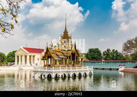 Pavillon mit der Statue von König Rama V, Phra Thinang Aisawan Thippayat, hinter dem Thronsaal Phra Thinang Warobhat Phiman, Bang Pa-in, Sommerpalast der königlichen Familie, Chao Phraya Fluss, Phra Nakhon Si Ayutthaya Provinz, Thailand Stockfoto