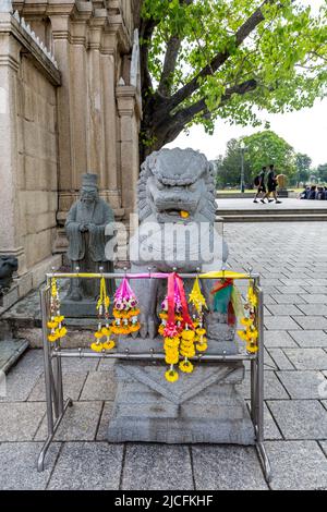 Steinskulpturen am Eingang, Ho Hem Monthian Thewarat oder der Schrein des Goldenen Palastes des Gottes König, Turm aus Stein, Bang Pa in, Sommerpalast der königlichen Familie, Chao Phraya Fluss, Phra Nakhon Si Ayutthaya Provinz, Thailand. Stockfoto