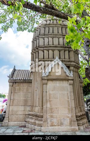 Ho Hem Monthian Thewarat oder der Schrein des Goldenen Palastes des Gotteskönigs, Turm aus Stein, Bang Pa in, Sommerpalast der königlichen Familie, Chao Phraya Fluss, Phra Nakhon Si Ayutthaya Provinz, Thailand. Stockfoto