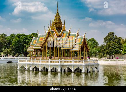 Pavillon mit der Statue von König Rama V, Phra Thinang Aisawan Thippayat, Bang Pa-in, Sommerpalast der königlichen Familie, Chao Phraya River, Phra Nakhon Si Ayutthaya Province, Thailand Stockfoto