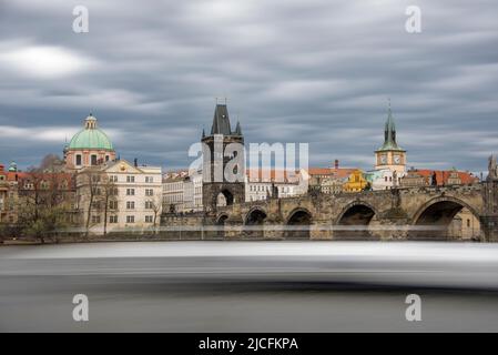 Blick auf die Karlsbrücke mit dem Altstädter Brückenturm, links die Kirche des Heiligen Kreuzes, Prag, Tschechien Stockfoto