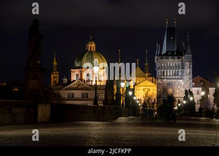 Karlsbrücke mit Altstädter Brückenturm, links die Kirche des Heiligen Kreuzes, Prag, Tschechische Republik Stockfoto