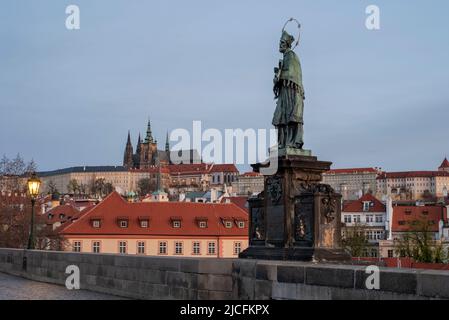 Karlsbrücke, St. Nepomuk, Prager Burg, Morgenstimmung, Prag, Tschechische Republik Stockfoto