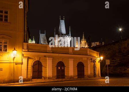 Blick auf die Karlsbrücke mit Brückenturm auf der Kleinseite, dahinter die Nikolaikirche, rechts Prag Burger mit St. Veitsdom, Prag, Tschechien Stockfoto