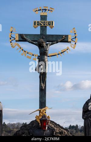 Christusstatue auf der Karlsbrücke, Kalvarienberg, Kreuzigungsgruppe, Prag, Tschechische Republik Stockfoto