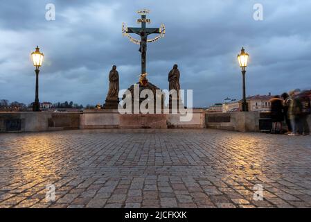 Christusstatue auf der Karlsbrücke, Kalvarienberg, Kreuzigungsgruppe, Prag, Tschechische Republik Stockfoto